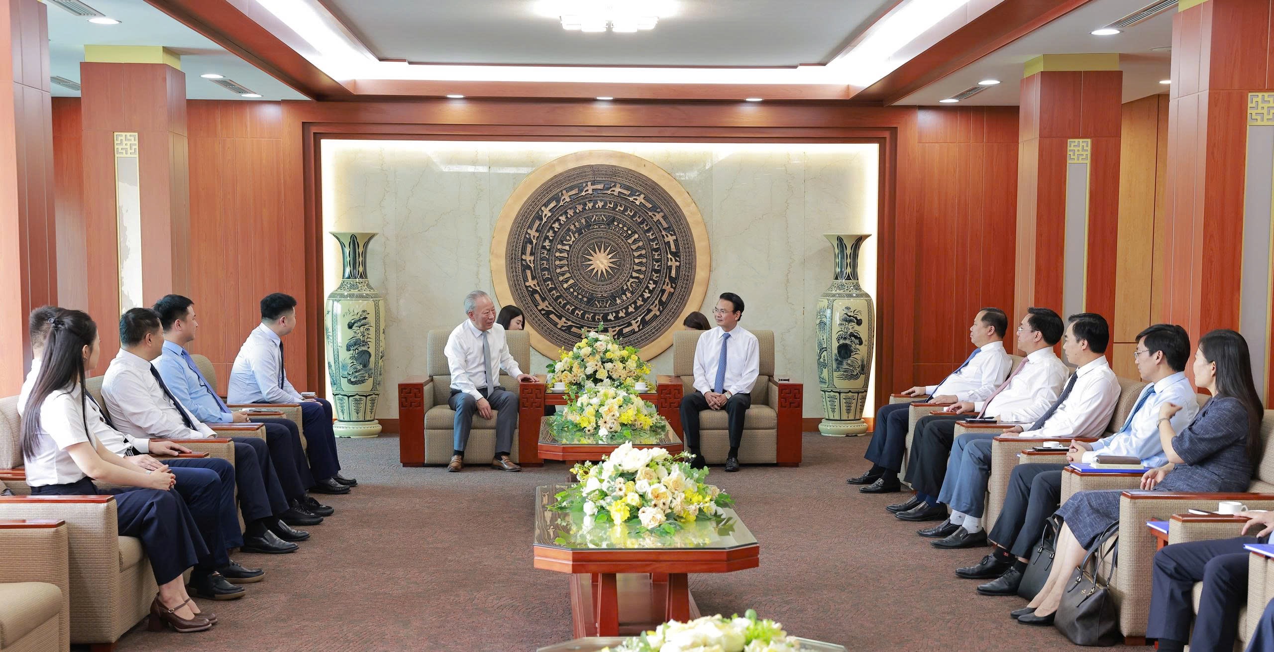 20250724严介和理事长与越共中央委员会委员，富寿省委书记邓春峰座谈2.jpg