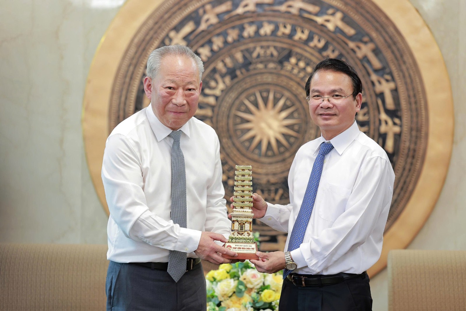 20250724严介和理事长与越共中央委员会委员，富寿省委书记邓春峰座谈3.jpg